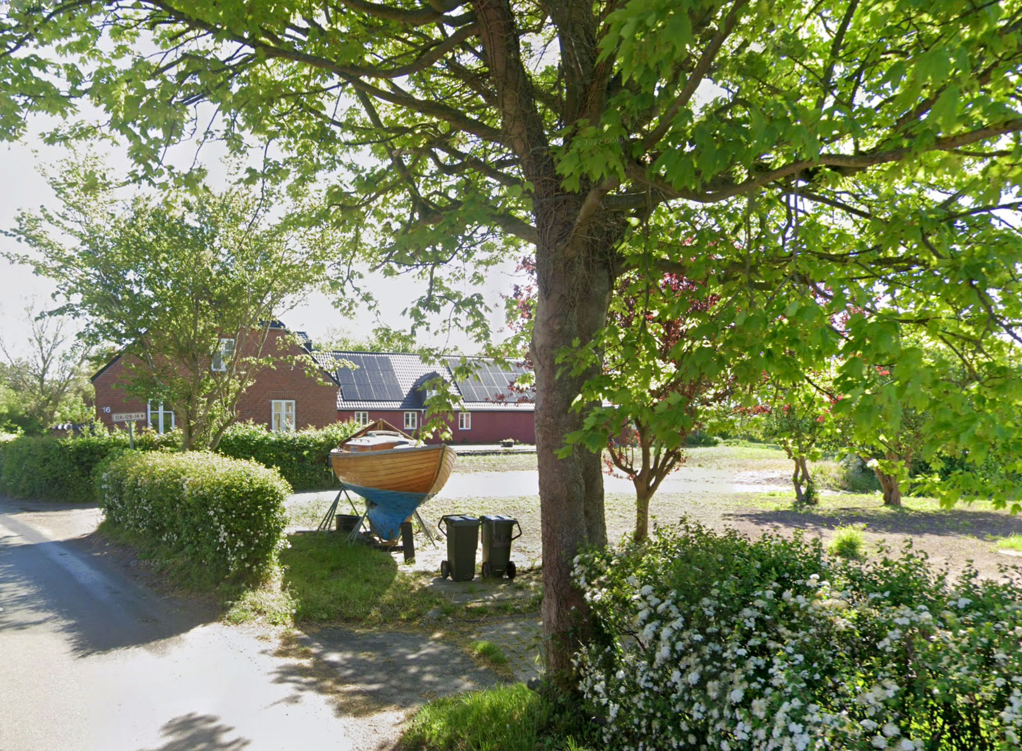 Holme Zen i Holme Ebeltoft, Akupunktur & kinesisk medicin ved Lars Schuster, kropsorienteret psykoterapi ved Ane Albrektsen, efteruddannelser & kurser samt udlejning af lokaler.