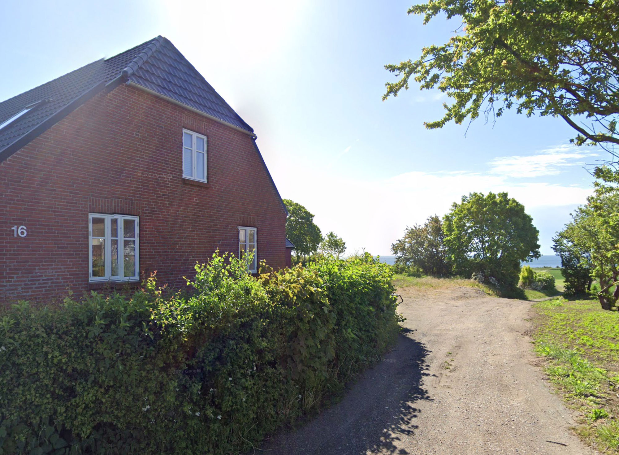 Holme Zen i Holme Ebeltoft, Akupunktur & kinesisk medicin ved Lars Schuster, kropsorienteret psykoterapi ved Ane Albrektsen, efteruddannelser & kurser samt udlejning af lokaler.