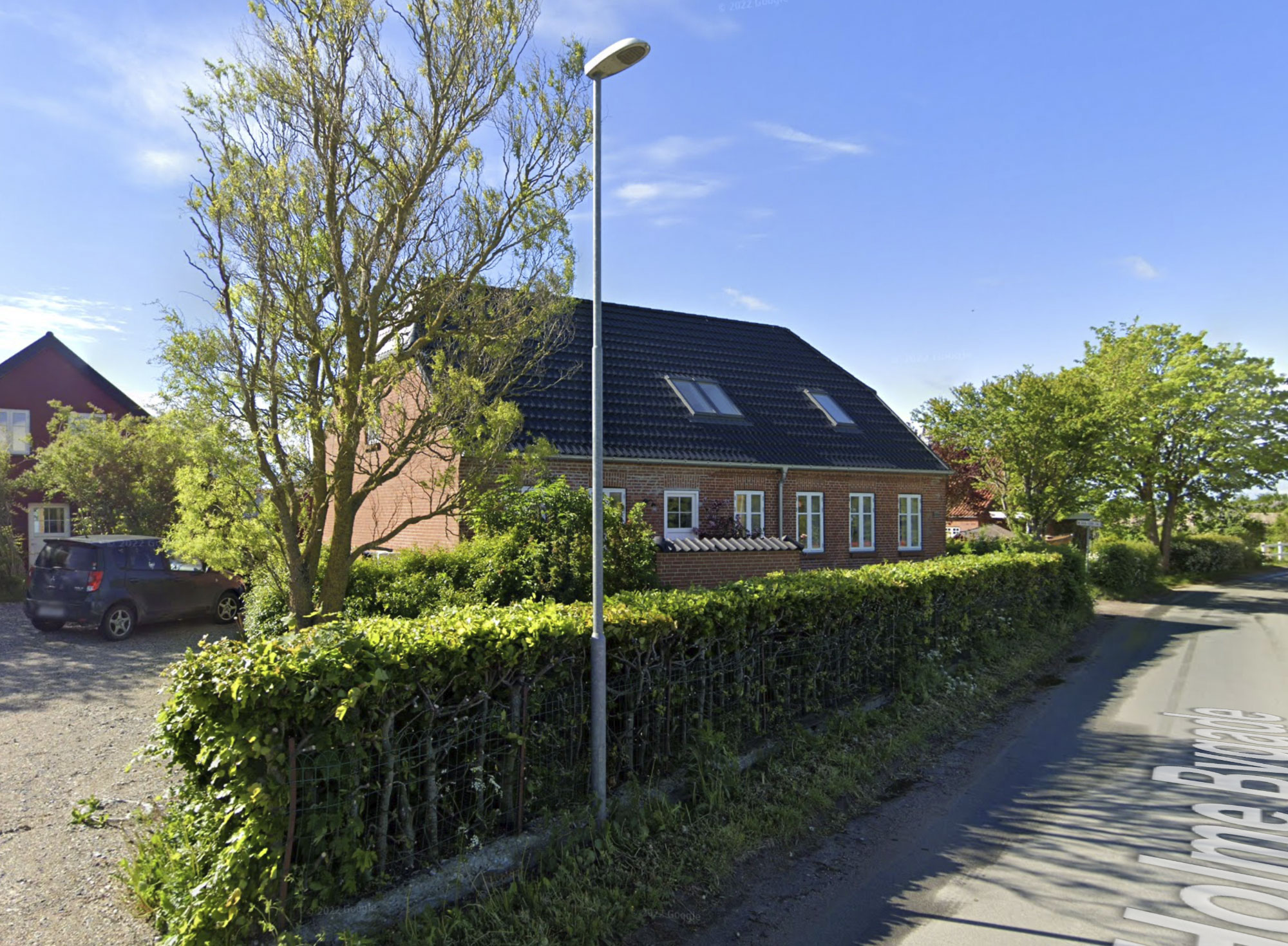 Holme Zen i Holme Ebeltoft, Akupunktur & kinesisk medicin ved Lars Schuster, kropsorienteret psykoterapi ved Ane Albrektsen, efteruddannelser & kurser samt udlejning af lokaler.