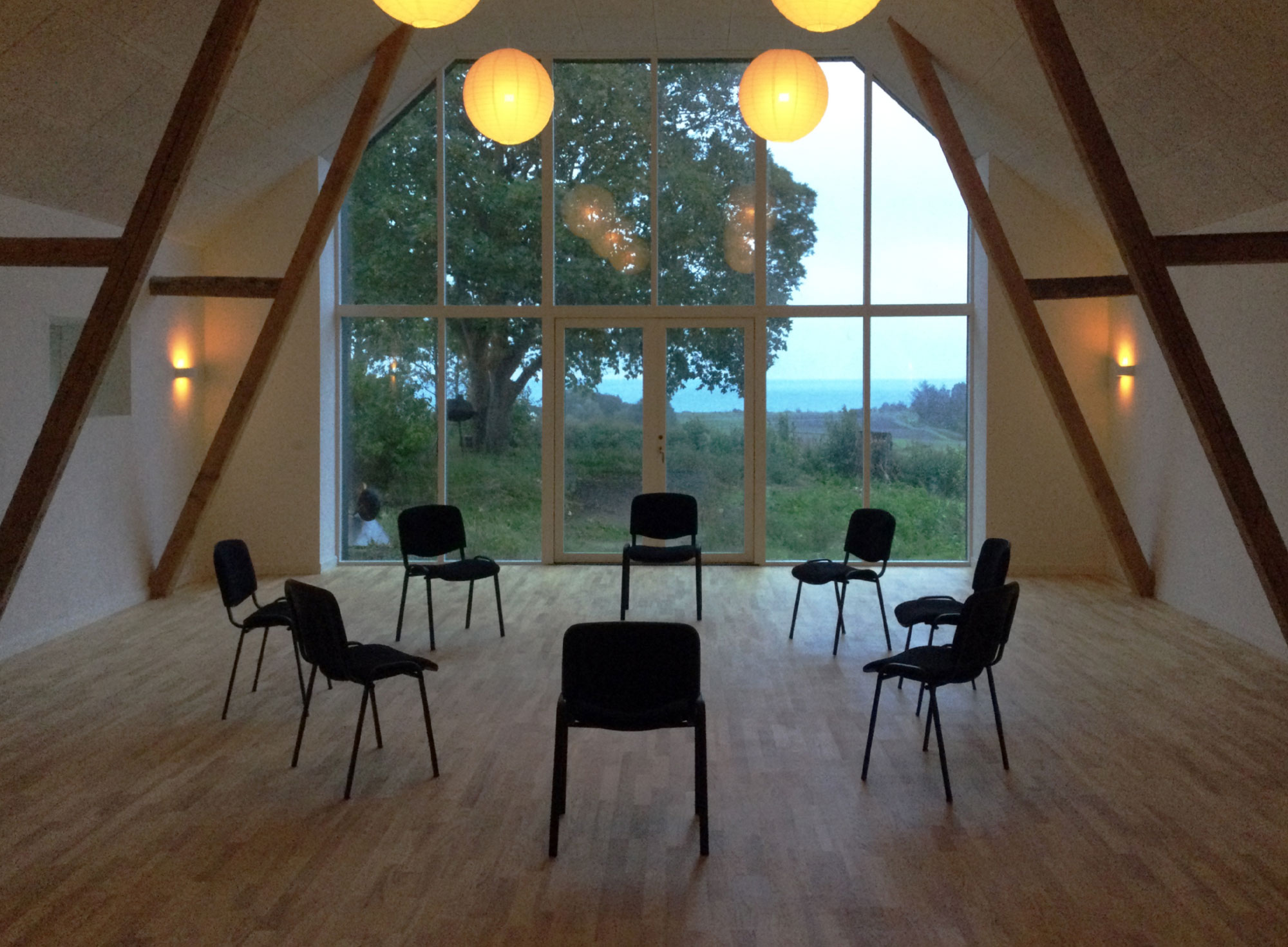 Holme Zen i Holme Ebeltoft, Akupunktur & kinesisk medicin ved Lars Schuster, kropsorienteret psykoterapi ved Ane Albrektsen, efteruddannelser & kurser samt udlejning af lokaler.